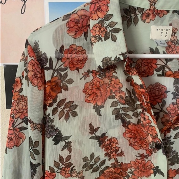 A New Day Floral Button Up - Picture 4 of 4